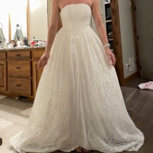 Lulu’s lace wedding dress